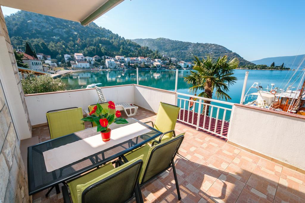 Apartments Galeb Blace Bagian luar foto