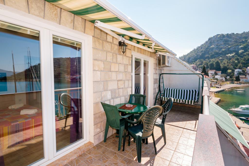 Apartments Galeb Blace Bagian luar foto