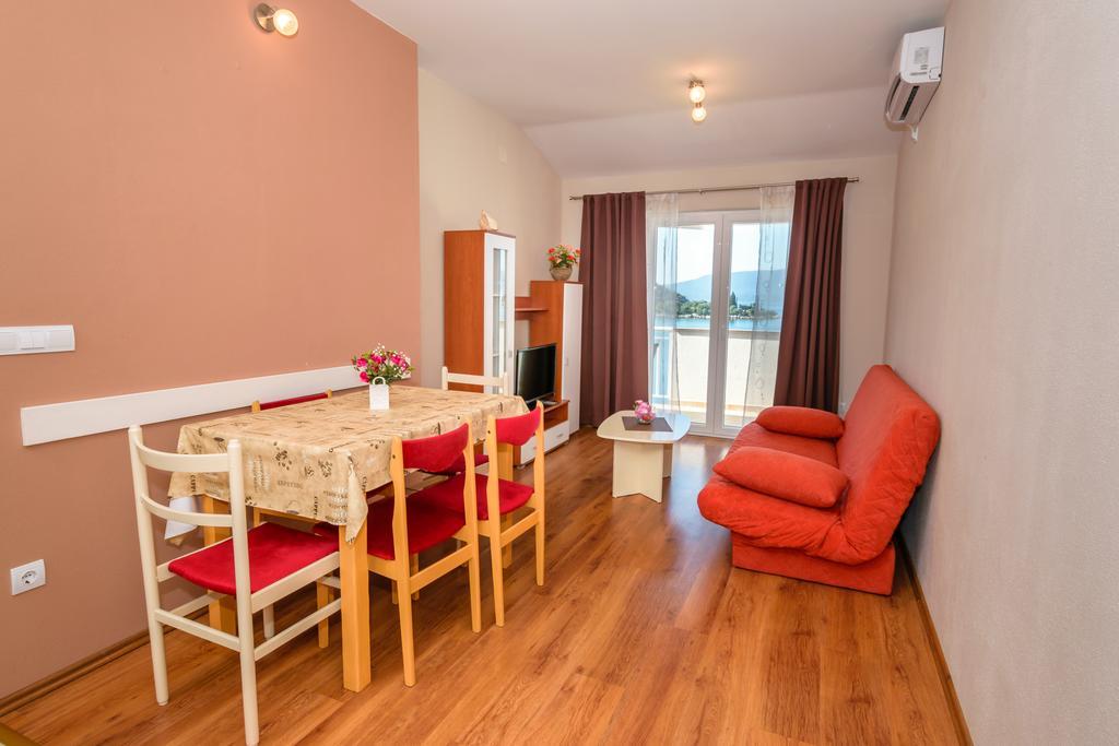 Apartments Galeb Blace Bagian luar foto