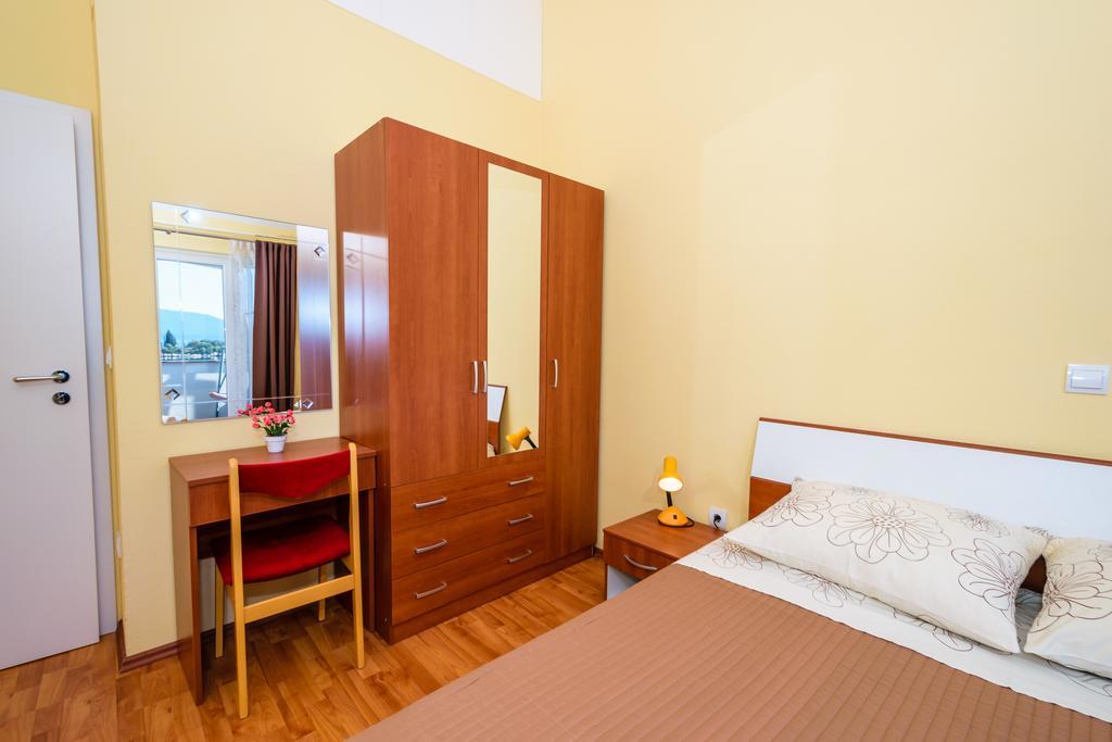 Apartments Galeb Blace Bagian luar foto