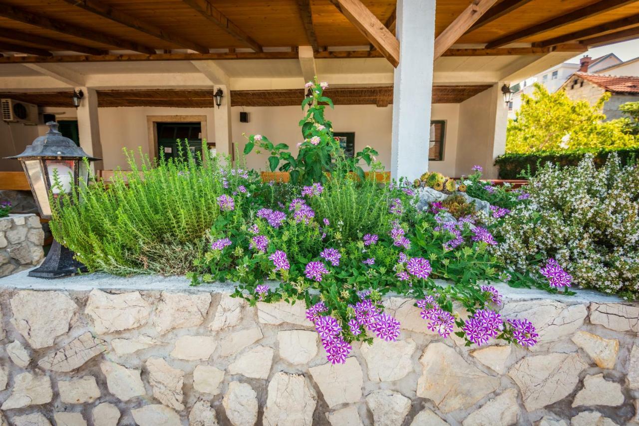 Apartments Galeb Blace Bagian luar foto