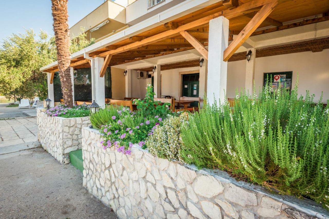 Apartments Galeb Blace Bagian luar foto