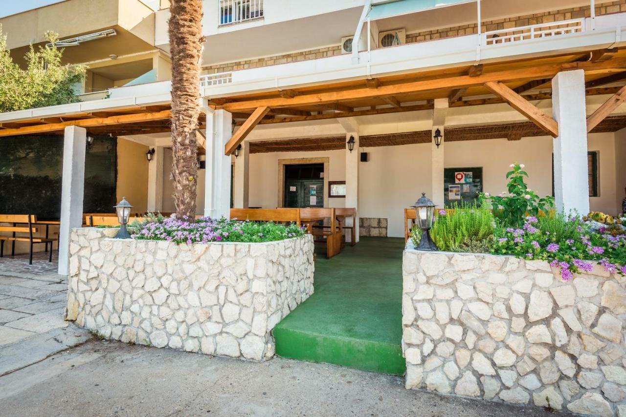 Apartments Galeb Blace Bagian luar foto