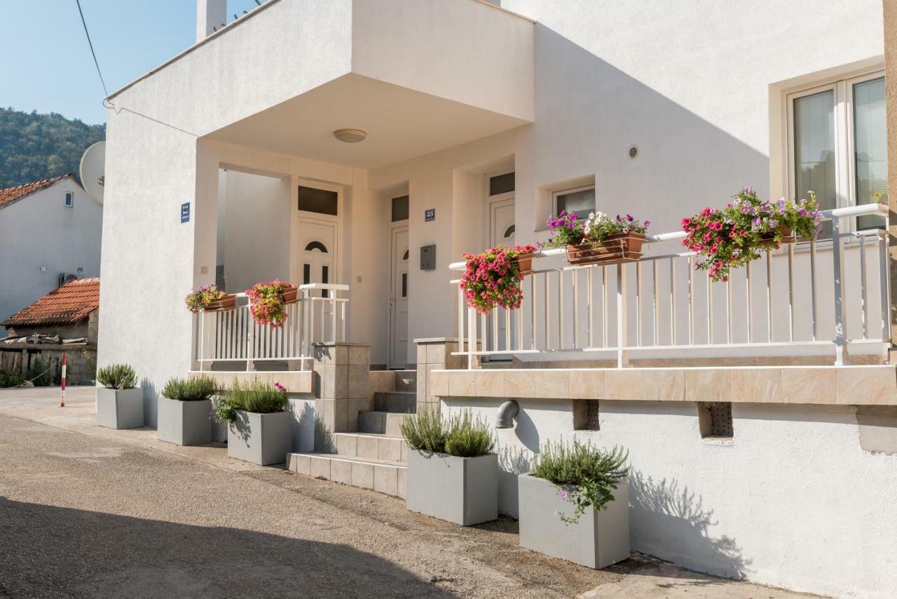 Apartments Galeb Blace Bagian luar foto